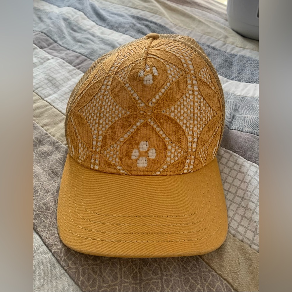 Pistil yellow brim hat with lace